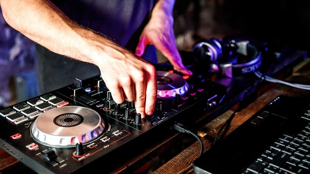 DJs cuentan su experiencia dedicándose a la música