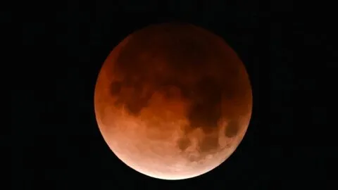 ¡La Luna se pintó de rojo! Las sorprendentes imágenes del eclipse lunar en México y el mundo