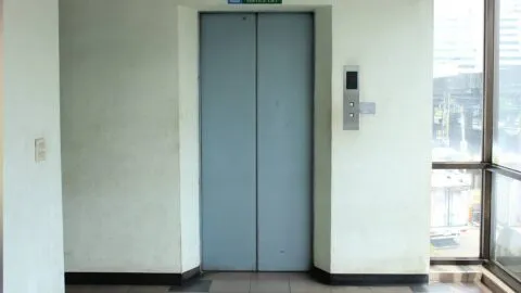 Trabajadores de la Secretaría de Salud denuncian fallas en elevadores; bloquearon oficinas