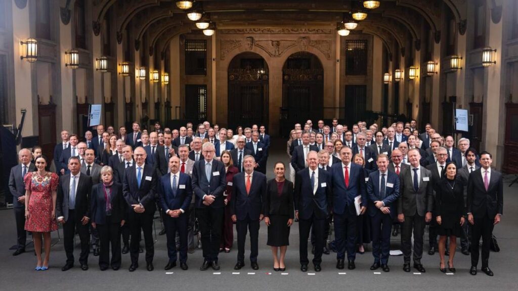 Claudia Sheinbaum recibió a más de 100 CEOs de empresas nórdicas en Palacio Nacional para dialogar sobre inversión en México.