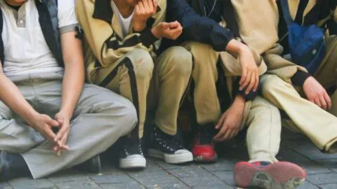 Estudiante se niega a consumir drogas y lo golpean a tablazos en secundaria: video