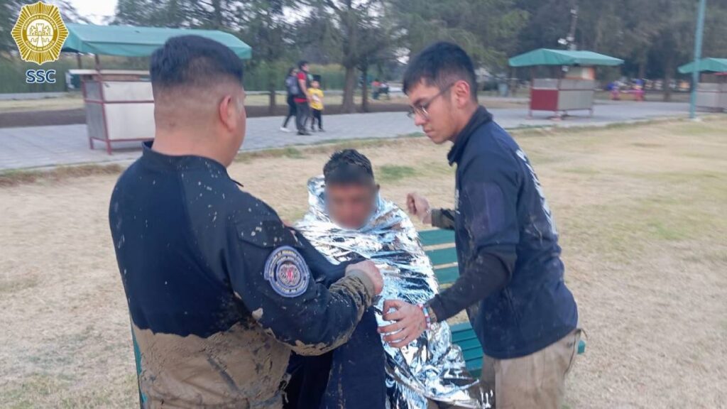 Hombre quedó atrapado en fango de lago.