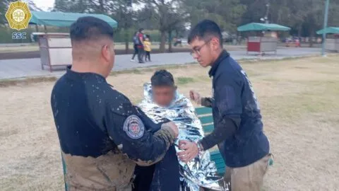 Policías rescatan a hombre atrapado en el fango del lago del Bosque de Aragón y termina ante el juez cívico