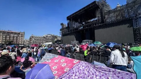 ¡Fans ya esperan a Shakira en el Zócalo! Algunos hicieron fila desde el sábado