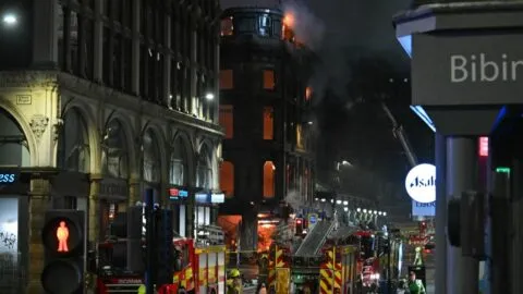 Feroz incendio derrumba cúpula de edificio victoriano en la estación central de tren en Glasgow