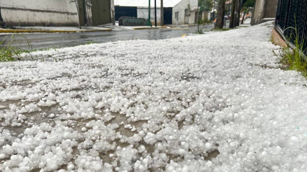 Vecinos retiraron granizo acumulado en calles de Tizayuca.