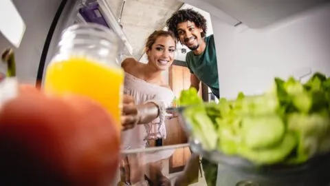 Cómo guardar correctamente los alimentos en el refrigerador: la leche no debe ir en la puerta