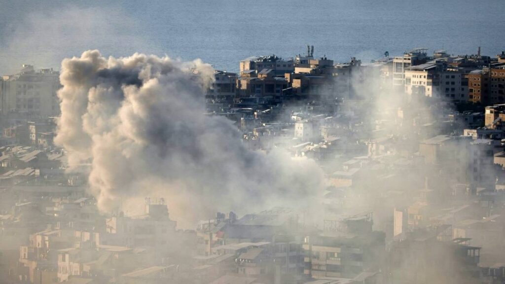 Irán ataca bases de Estados Unidos en Kuwait y promete más bombardeos mientras Israel golpea instalaciones en Teherán