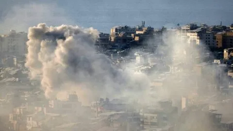 Irán ataca bases de Estados Unidos en Kuwait y promete más bombardeos mientras Israel golpea instalaciones en Teherán