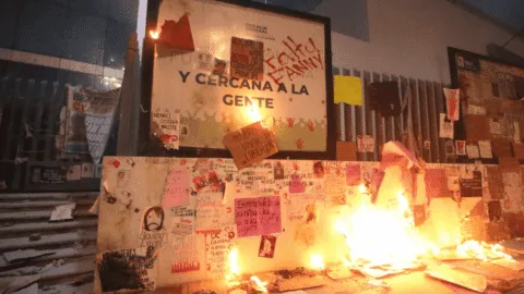 Colectivas feministas vandalizan inmediaciones de la Fiscalía de Puebla durante marcha del 8M