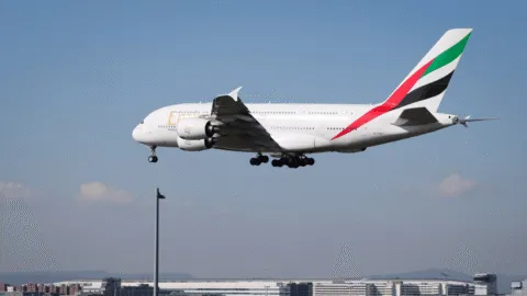 Aeropuerto de Dubái suspende momentáneamente operaciones tras misiles y drones de Irán