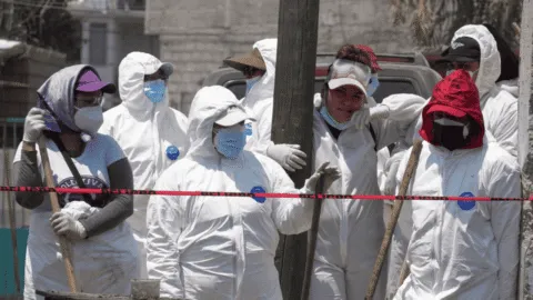 Madres buscadoras encuentran restos humanos entre bolsas de basura en canal de Cartagena, Edomex