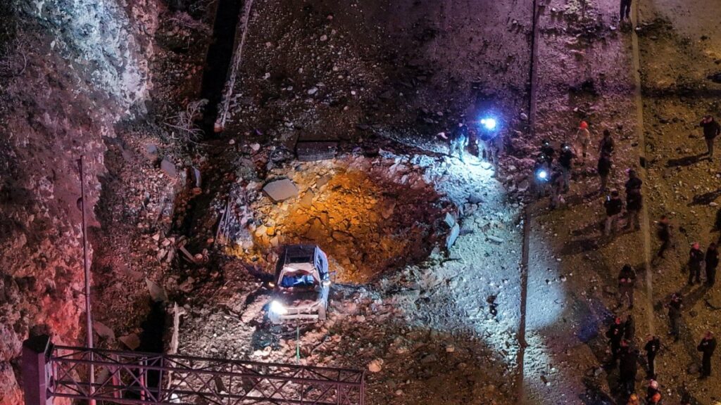 Impacto de bombardeo en autopista de Jerusalén