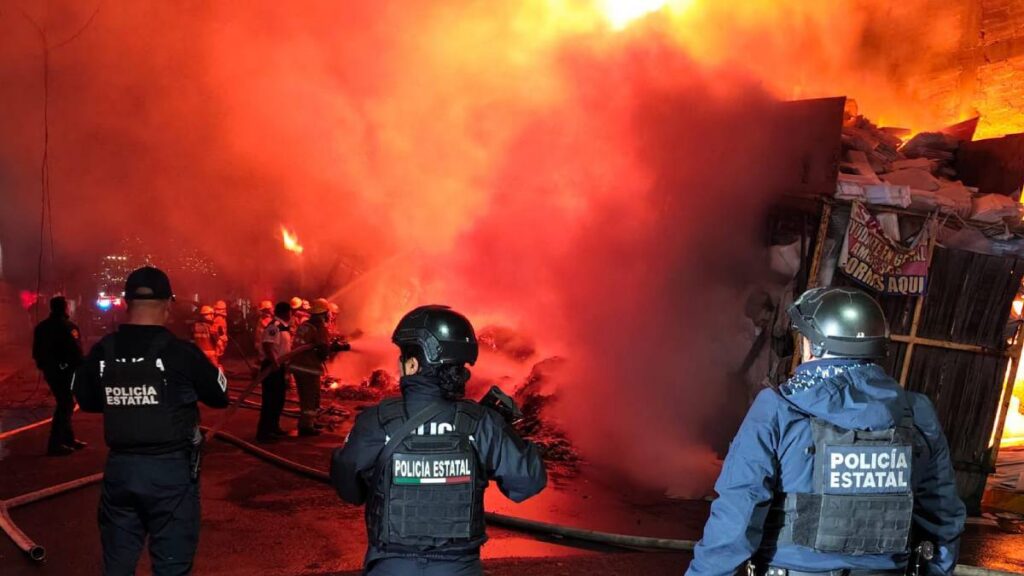 Columna de fuego y humo en incendio de Valle de Chalco.