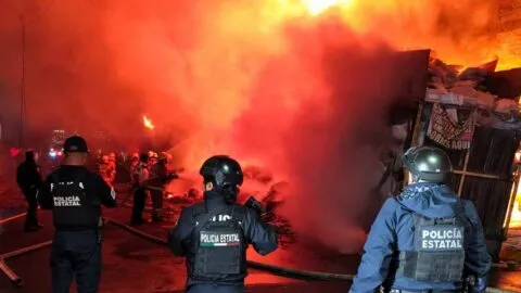 Voraz incendio consume recicladora en Valle de Chalco