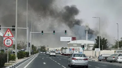 Siguen ataques a instalaciones petroleras; Qatar detiene producción