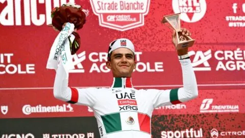 ¡Histórico! Isaac del Toro brilla con el tercer lugar en la clásica del ciclismo Strade Bianche 2026