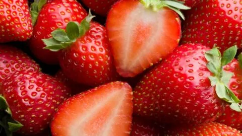 ¿Le quitas las hojas a las fresas? Profeco explica por qué no deberías hacerlo