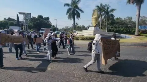 Marchan universitarios en Cuernavaca para exigir justicia por Kimberly y Karol y un alto al acoso