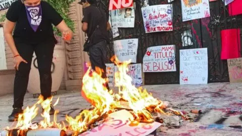 Marchan mujeres en varios municipios de Sonora; en Hermosillo incendian ventanales del Tribunal de Justicia