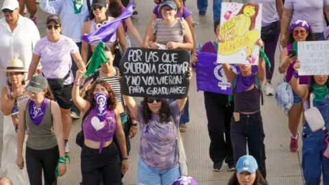 Mérida se tiñe de morado con más de 6 mil mujeres que tomaron el Paseo de Montejo
