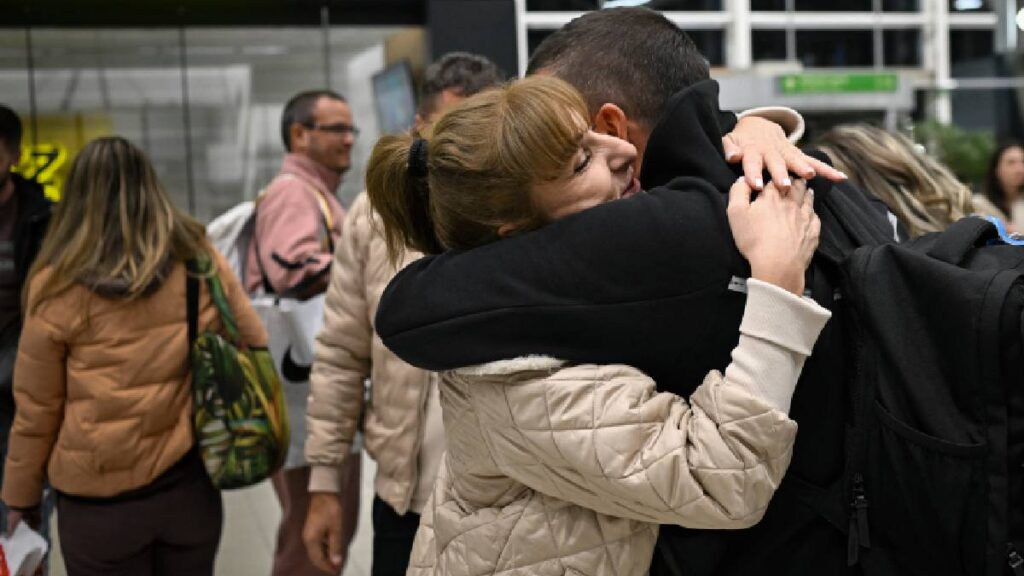 La SRE reporta que 352 mexicanos han sido evacuados de Medio Oriente; embajadas continúan apoyando salidas seguras.