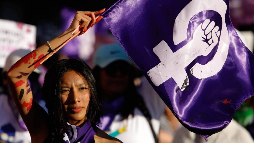¿Qué significa el color morado en la Marcha 8M y por qué es el símbolo del feminismo?