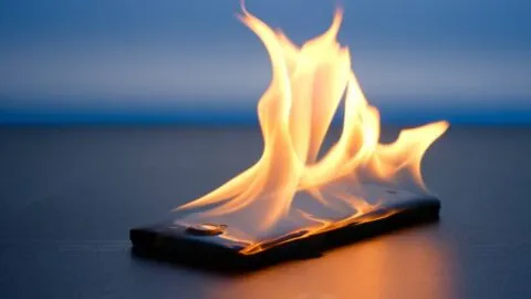¿Tu celular es una bomba de tiempo? 5 señales de que tu batería podría explotar