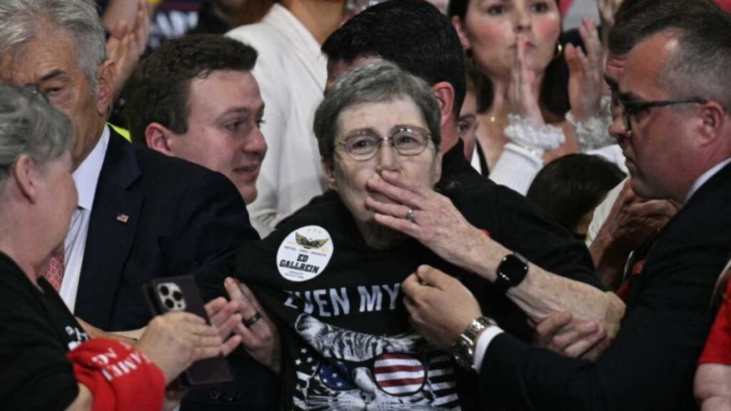 Mujer se desmaya durante discurso de Trump