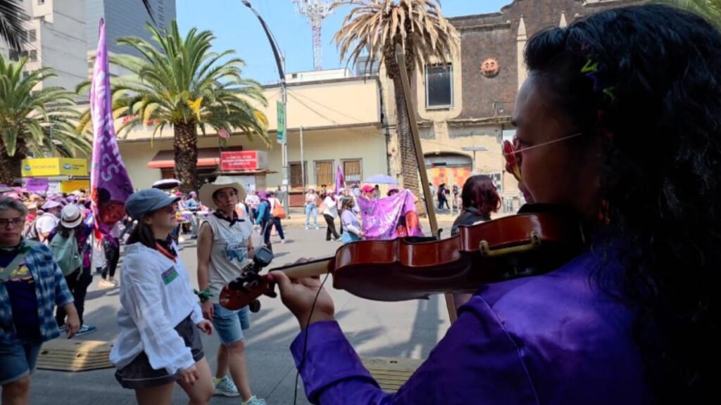 Música y pintas en la Marcha 8M hacia el Zócalo CDMX.