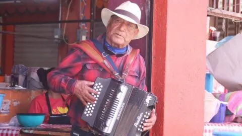 Turista de EE.UU. intenta callar a músico y pobladores lo enfrentan en Tepic