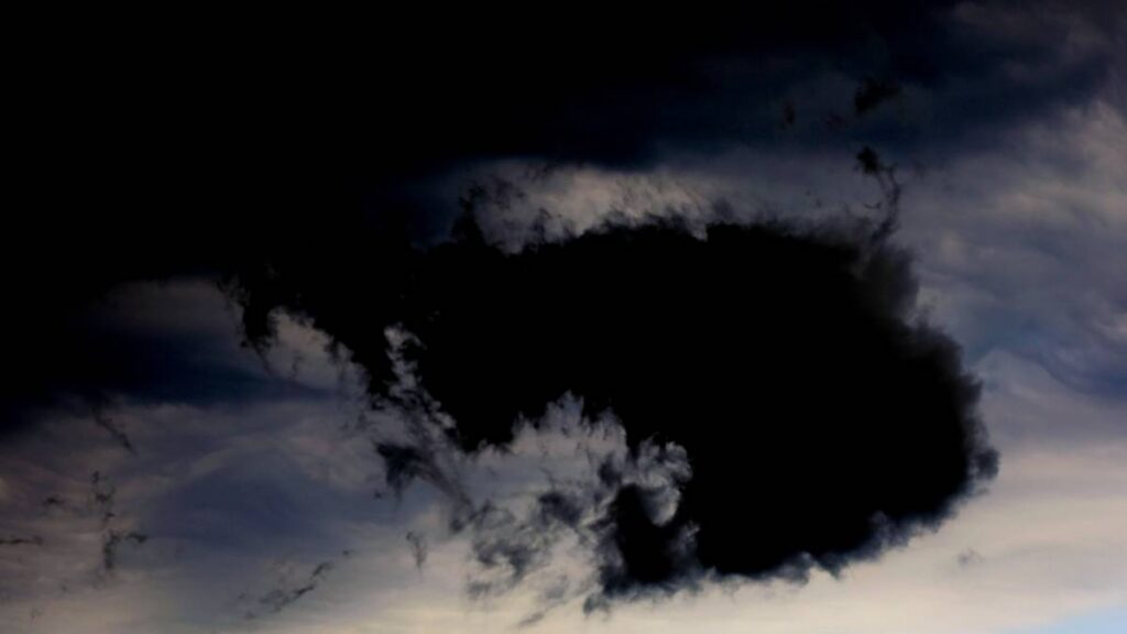 Nubes negras y lluvia oscura en Irán.