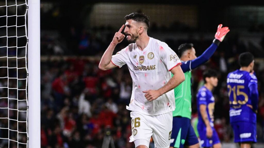 Paulinho celebra su tanto ante Pumas. Imago 7