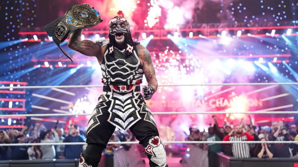 Un niño se reúne con Penta, campeón intercontinental de WWE