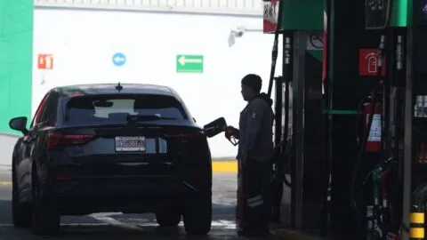 Guerra en Irán dispara petróleo, pero gasolina magna no sube en México: esta es la razón