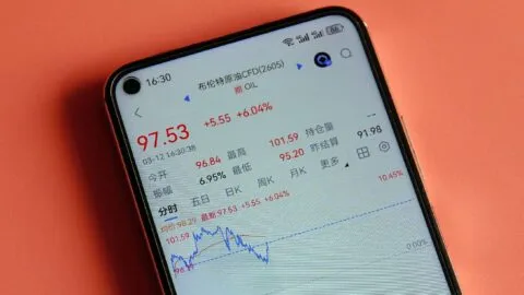 Petróleo rebasa otra vez los 100 dólares y bolsas caen por cierre del estrecho de Ormuz