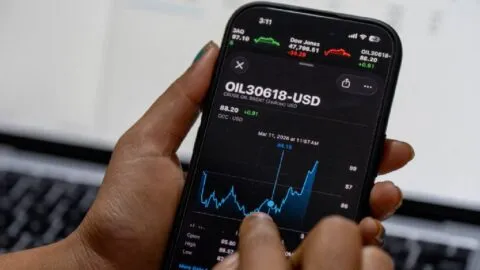 Petróleo sube, pese a liberación de reservas; bolsas globales cierran con pérdidas moderadas