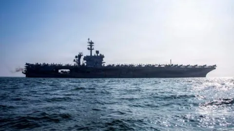 Irán ataca al portaviones USS Abraham Lincoln con misiles balísticos
