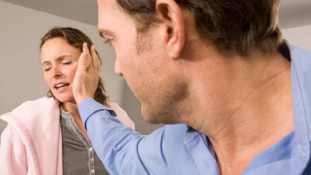 Captan a extranjero golpeando a mujer en CDMX. Foto: Gettyimages