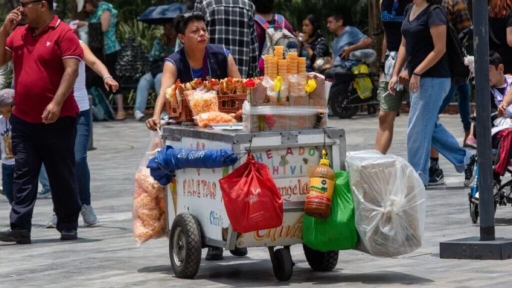 Mujeres ganan menos y acuden más al trabajo informal: Inegi.