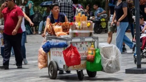 Mujeres ganan menos y enfrentan mayor informalidad laboral en México: Inegi