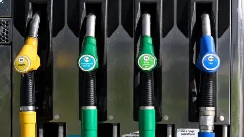 Petróleo supera los 100 dólares y toca su nivel más alto desde 2022 por guerra con Irán