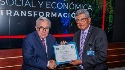 Rocha Moya imparte conferencia en Centro de Estudios Navales de CDMX sobre Sinaloa