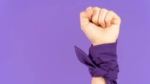¿Qué significa el puño levantado en las marchas feministas del 8M?