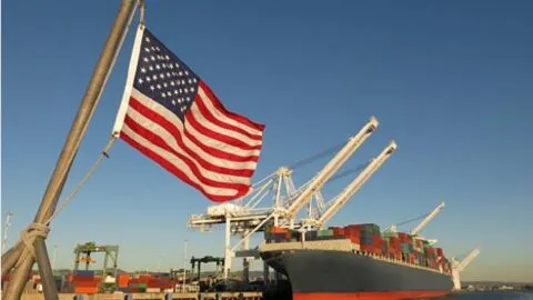 Proyectil alcanza a petrolero con bandera de EE. UU. en puerto de Bahréin