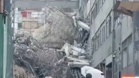 Colapsa edificio en construcción en calzada San Antonio Abad, en CDMX