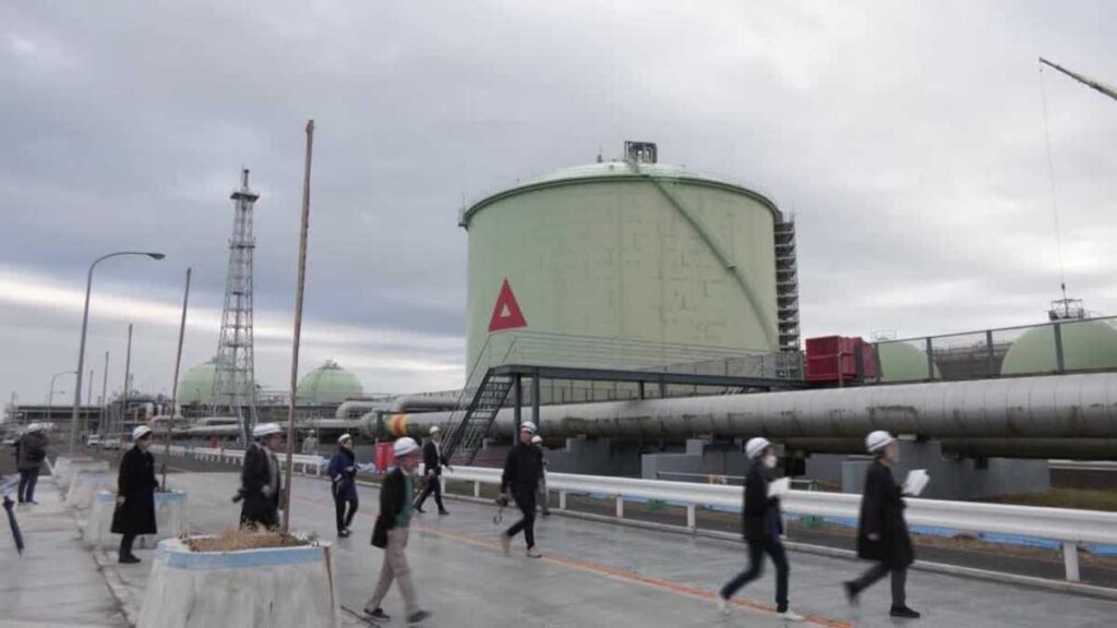 Qatar paraliza producción de gas natural licuado.