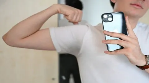 ¿Moda o riesgo? El significado de “mogging”, la nueva tendencia en TikTok que siguen los jóvenes