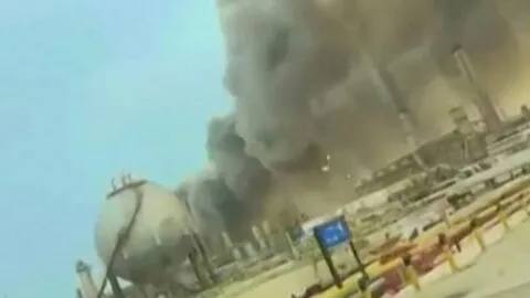 Atacan refinería clave en Arabia Saudita; incendio interrumpe operaciones
