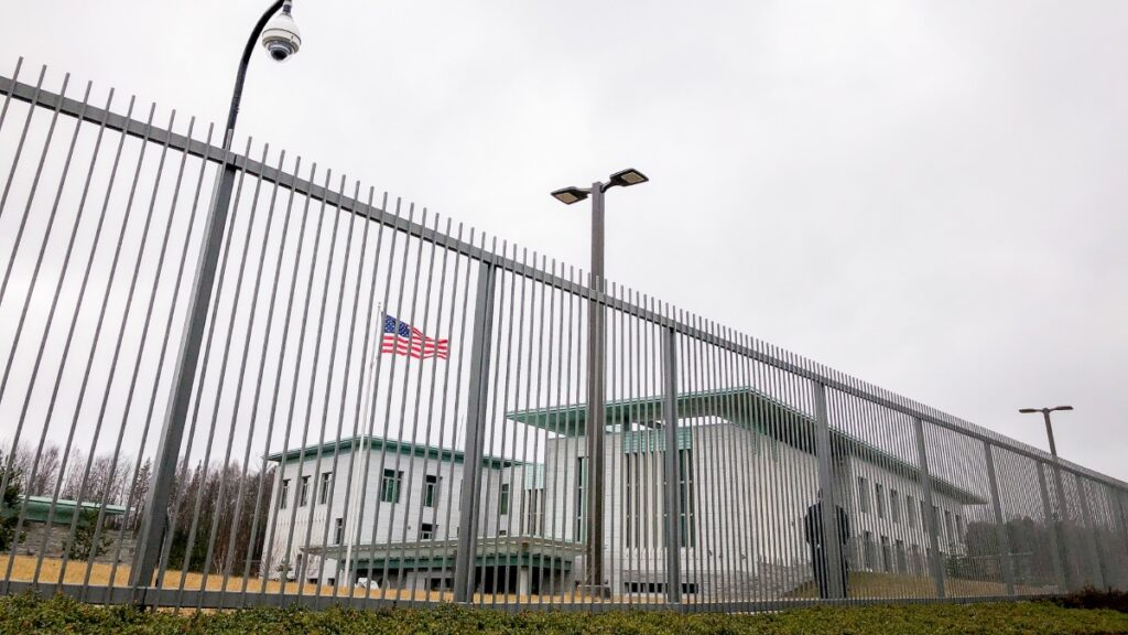 Registran explosión cerca de la embajada de Estados Unidos en Noruega; autoridades desconocen causas